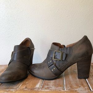 ❤️🕺🏻Clarks heeled ankle bootie